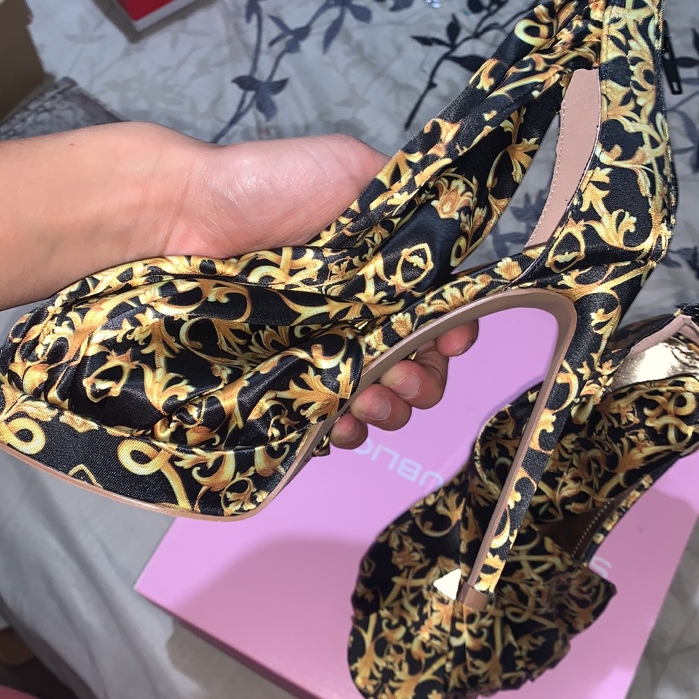 Heels brand new only tried on . They don’t fit my foot to skinny